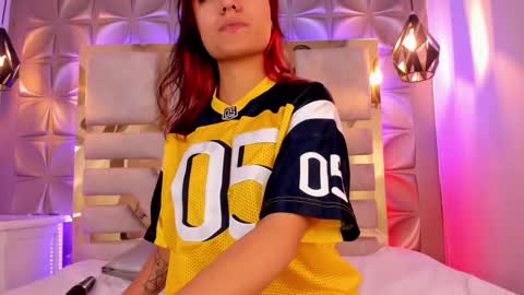 Snapshot of nahia_low chatting on December 5, 7:27 am  Valeria  online show from December 5, 7:27 am