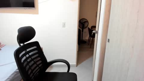 independent model online show from March 4, 1:22 am