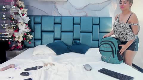 Snapshot of nahomi_wild chatting on December 17, 1:50 am Nahomi online show from December 17, 1:50 am