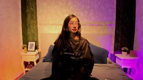 Nahomy  online show from January 7, 11:45 am