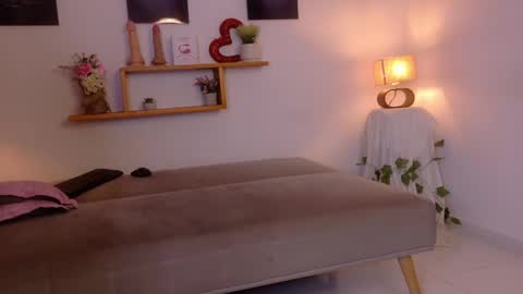 nairagold_ online show from May 15, 11:12 pm