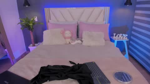 Naisha Ford online show from April 9, 5:40 am