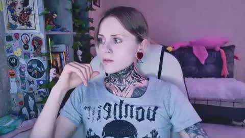 Snapshot of nanitamoore chatting on July 5, 9:22 pm Monday-Friday 12-4 AM and 6-9 AM New York time online show from July 5, 9:22 pm