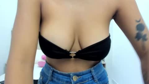 Snapshot of naomi_contreras chatting on February 22, 11:35 am Naomi Contreras online show from February 22, 11:35 am