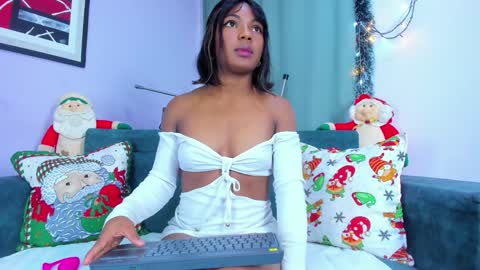 Snapshot of naomi_jones13 chatting on December 1, 11:14 pm Nahomi Jones online show from December 1, 11:14 pm
