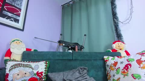 Snapshot of naomi_jones13 chatting on December 6, 12:02 am Nahomi Jones online show from December 6, 12:02 am