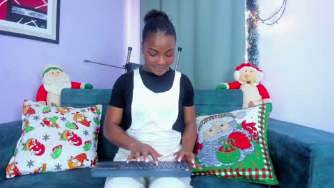 Snapshot of naomi_jones13 chatting on December 7, 8:16 pm Nahomi Jones online show from December 7, 8:16 pm