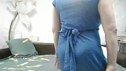 Snapshot of naomimolligan chatting on May 15, 12:23 pm naomimolligan online show from May 15, 12:23 pm