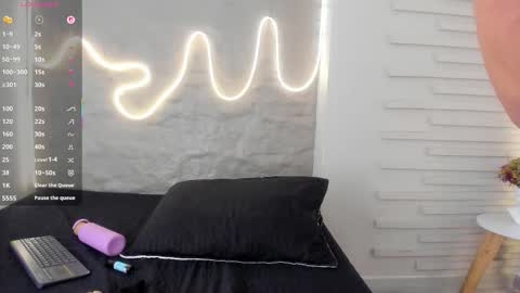 I am Naomy online show from November 8, 7:01 pm