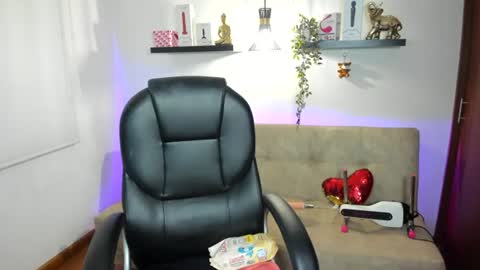 naomy online show from August 6, 12:01 am
