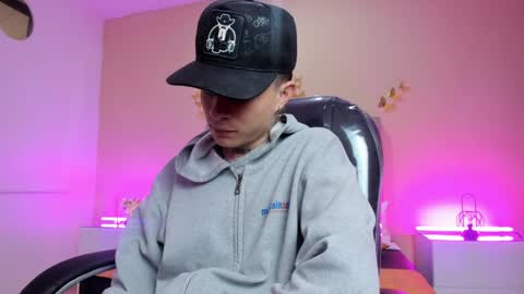 Snapshot of nascary_fox chatting on April 20, 12:19 pm Nascary Fox online show from April 20, 12:19 pm