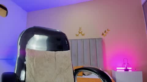 Snapshot of nascary_fox chatting on April 24, 1:46 pm Nascary Fox online show from April 24, 1:46 pm