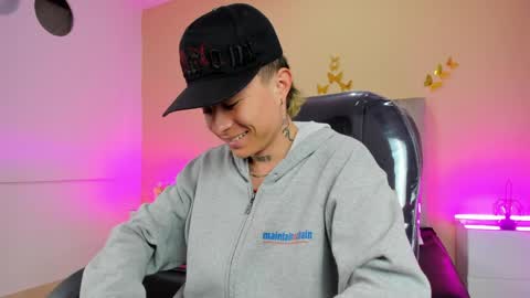 Snapshot of nascary_fox chatting on April 28, 11:37 am Nascary Fox online show from April 28, 11:37 am