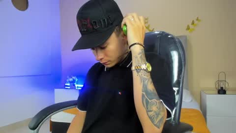 Snapshot of nascary_fox chatting on April 29, 12:09 pm Nascary Fox online show from April 29, 12:09 pm