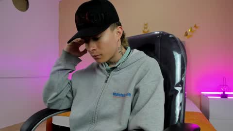 Snapshot of nascary_fox chatting on May 1, 11:59 am Nascary Fox online show from May 1, 11:59 am