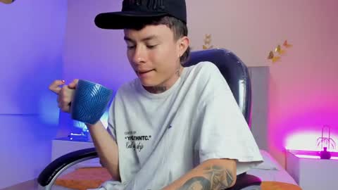 Snapshot of nascary_fox chatting on May 5, 12:02 pm Nascary Fox online show from May 5, 12:02 pm