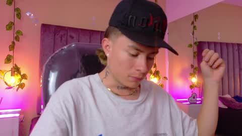 Snapshot of nascary_fox chatting on May 26, 12:23 pm Nascary Fox online show from May 26, 12:23 pm
