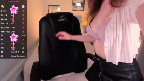 Snapshot of naturelly chatting on February 18, 2:24 pm Melisa FOLLOW ME online show from February 18, 2:24 pm