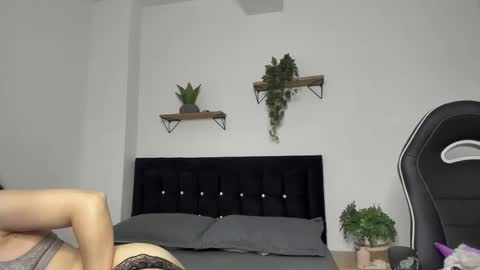 Snapshot of naughty_1girl chatting on November 9, 4:49 pm Emily online show from November 9, 4:49 pm