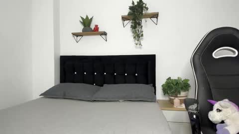 Snapshot of naughty_1girl chatting on November 14, 3:55 pm Emily online show from November 14, 3:55 pm