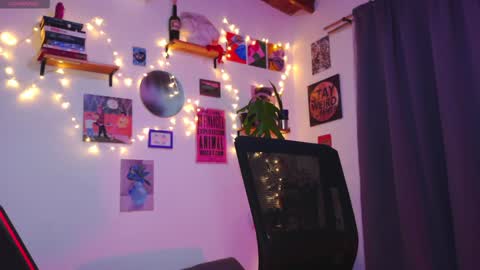 Snapshot of naughty_em_17 chatting on January 4, 12:05 am Em please help me reach 100 thumbs up 3 online show from January 4, 12:05 am