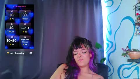 Snapshot of naughty_em_17 chatting on September 9, 6:29 pm Em please help me reach 100 thumbs up 3 online show from September 9, 6:29 pm