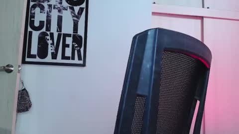 Snapshot of naughty_em_17 chatting on October 8, 4:10 am Em please help me reach 100 thumbs up 3 online show from October 8, 4:10 am