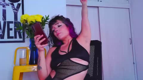 Snapshot of naughty_em_17 chatting on October 18, 8:31 pm Em please help me reach 100 thumbs up 3 online show from October 18, 8:31 pm