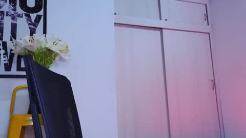 Em  please help me reach 100 thumbs up 3 online show from November 14, 2:32 am