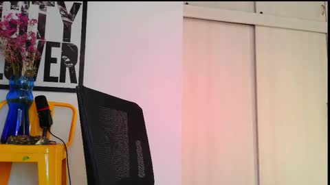 Em  please help me reach 100 thumbs up 3 online show from March 9, 10:25 pm