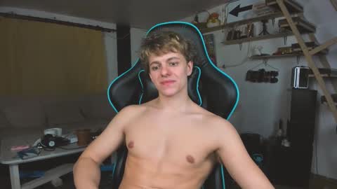 Snapshot of naughty_nik43 chatting on February 26, 6:43 pm Nik online show from February 26, 6:43 pm