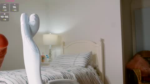 Snapshot of naughty_tilly chatting on December 13, 6:42 am Tilly Mae online show from December 13, 6:42 am