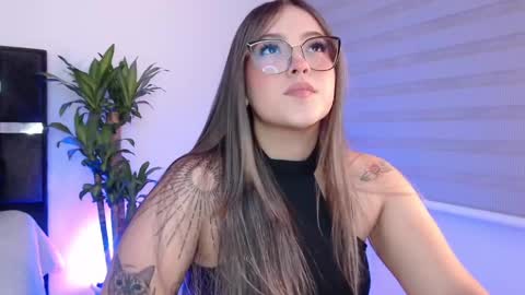 LANAindependent model online show from December 6, 6:04 am