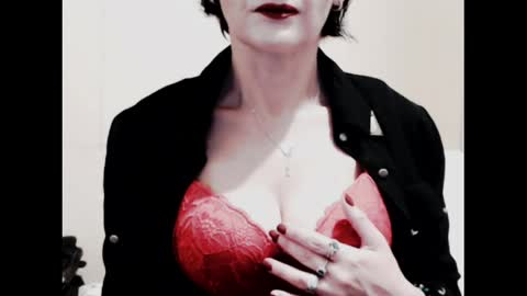 Snapshot of naughtyjenniferxx chatting on April 20, 1:41 am Jenny online show from April 20, 1:41 am