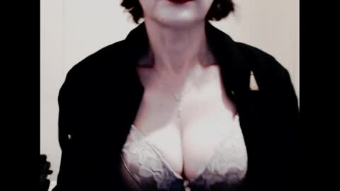 Snapshot of naughtyjenniferxx chatting on May 22, 1:57 am Jenny online show from May 22, 1:57 am