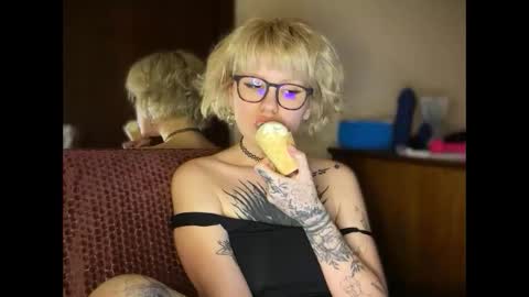 NaughtyLayla666 online show from June 1, 11:17 pm