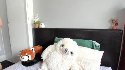 Gigi Chu  online show from February 21, 1:56 pm