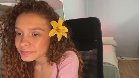 Snapshot of naugthtycurls chatting on December 19, 4:25 pm Arantxa online show from December 19, 4:25 pm