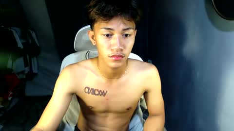 Snapshot of naugthyboyloy chatting on May 3, 4:24 pm Loy online show from May 3, 4:24 pm