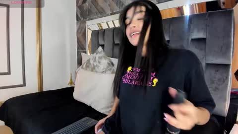 Snapshot of naylagrey chatting on January 17, 8:23 pm online show from January 17, 8:23 pm