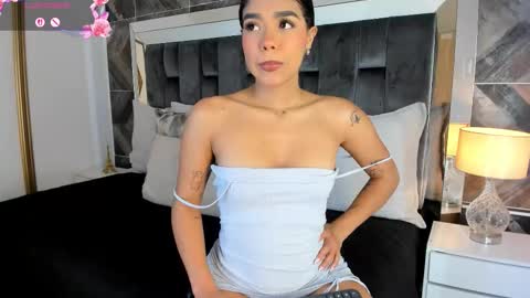 Snapshot of naylagrey chatting on March 9, 11:36 am online show from March 9, 11:36 am