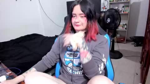 Snapshot of neeko_lol_ chatting on March 3, 1:56 am Geek Nicole im Neeko UwU online show from March 3, 1:56 am