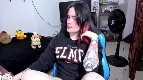 Snapshot of neeko_lol_ chatting on March 8, 8:45 pm Geek Nicole im Neeko UwU online show from March 8, 8:45 pm