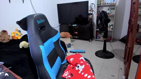 Snapshot of neeko_lol_ chatting on March 15, 1:44 am Geek Nicole im Neeko UwU online show from March 15, 1:44 am