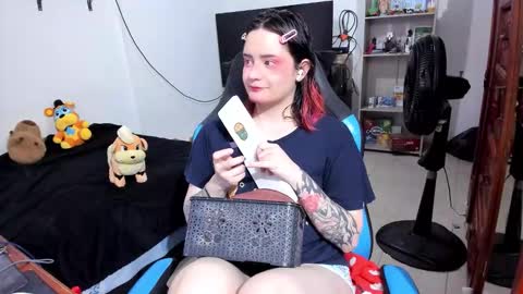 Snapshot of neeko_lol_ chatting on March 17, 12:30 pm Geek Nicole im Neeko UwU online show from March 17, 12:30 pm