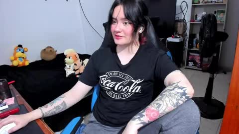 Snapshot of neeko_lol_ chatting on April 15, 7:58 pm Geek Nicole im Neeko UwU online show from April 15, 7:58 pm