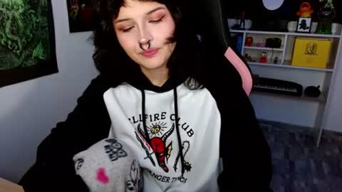 Snapshot of neena_nyx chatting on June 18, 12:11 am Neena Nyx online show from June 18, 12:11 am