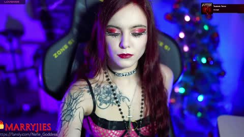 Snapshot of nelle_ chatting on January 11, 10:29 am    online show from January 11, 10:29 am