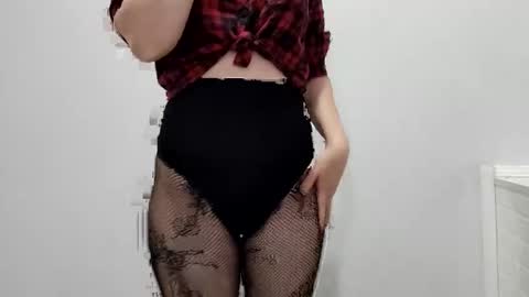 Snapshot of nerii11i chatting on May 11, 7:47 am Crystal New online show from May 11, 7:47 am
