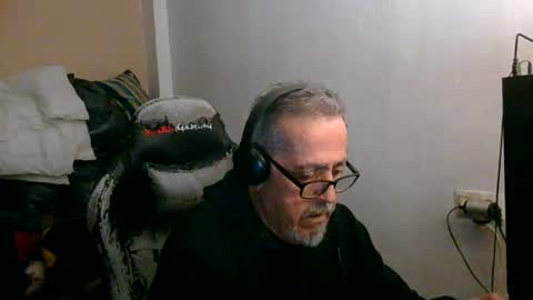 Snapshot of neron401 chatting on April 19, 8:33 pm neron401 online show from April 19, 8:33 pm